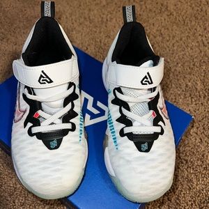 Nike Giannis girls size 12c basketball shoes